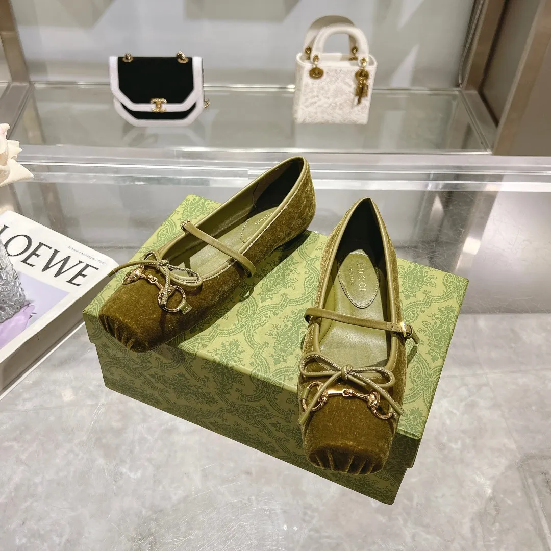 👟👟Ex-factory price 560👟👟 Gucci Horsebit series women's ballet flats. This iconic horsebit ballet flats features a square toe design and elegant bow details, paying tribute to the traditional ballet shoe style. This piece is crafted from Gucci ankh leather and embellished with a light gold-tone horsebit buckle. A 'sacchetto' construction with a soft, padded insole provides a great fit. ✅Size: 35-42 (customized for 40-42) ✅Sole material: Imported Italian genuine leather sole ✅Packaging: Brand new red box packaging